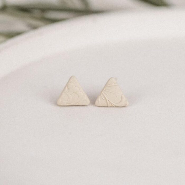 Ohrstecker beige Dreieck
