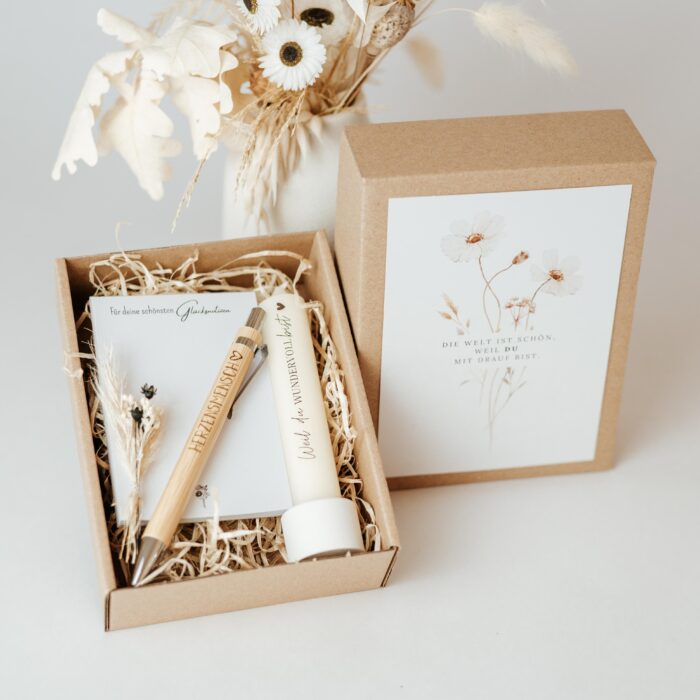 Geschenkbox mit Kugelschreiber, Block und Kerze – Bild 6